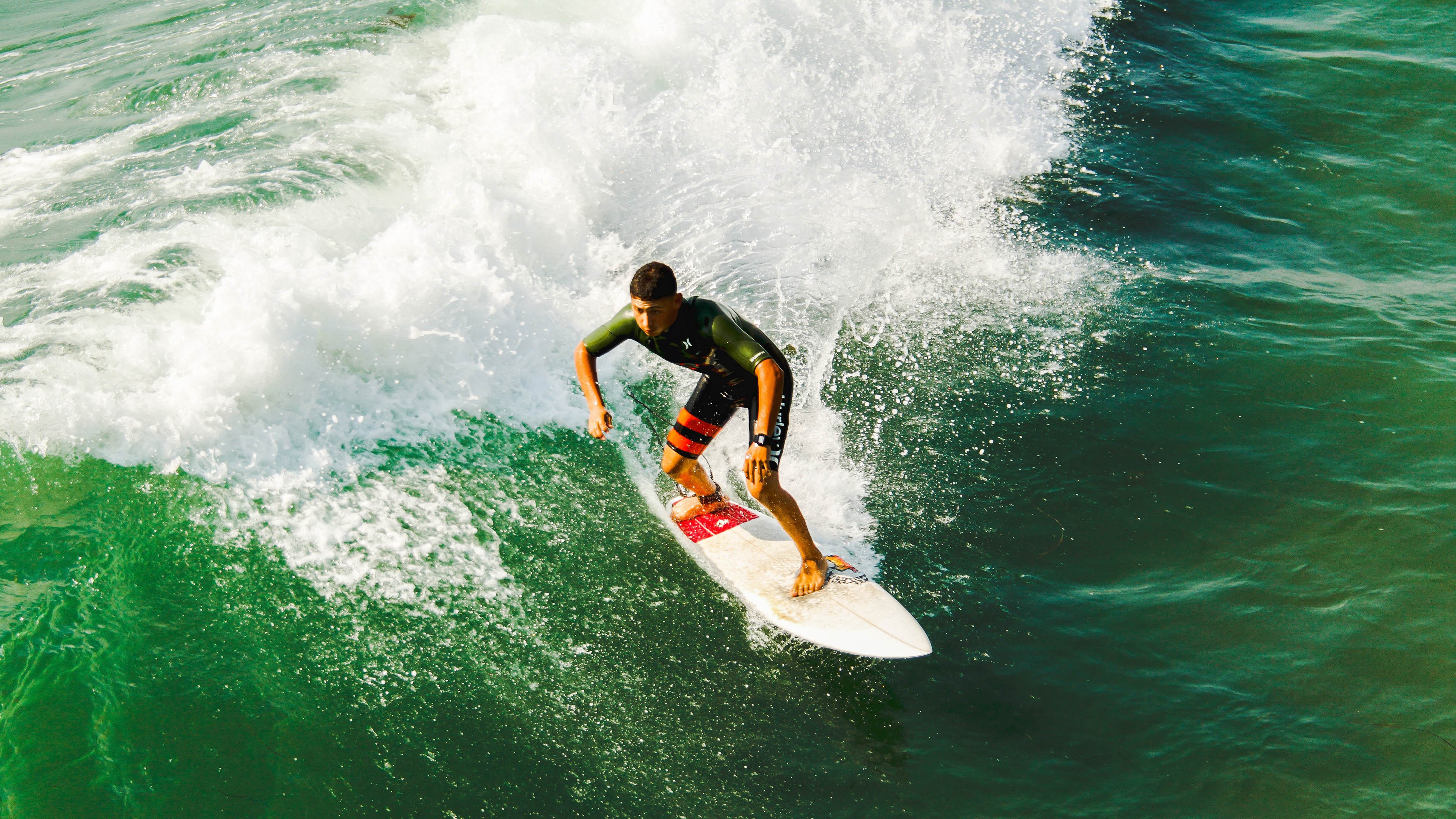 冬季滑雪体验营吸引家庭组团参与，冬季滑雪场有哪些娱乐项目
