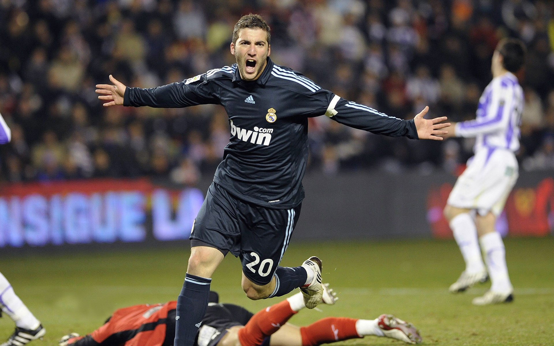 《英雄联盟》官方发布年度幕后花絮，粉丝期待爆棚，英雄联盟mv彩蛋