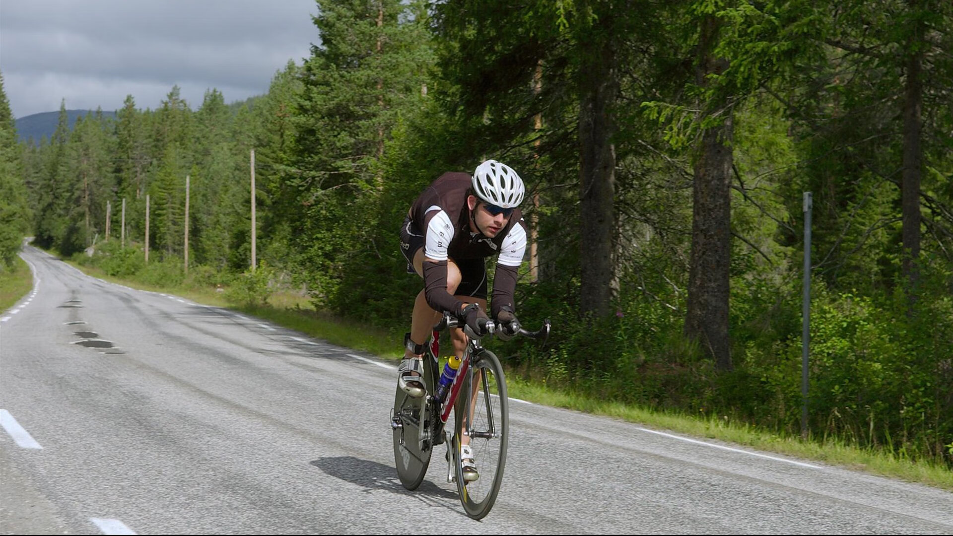 男子国家队尝试分组战术演练提高临场适应力